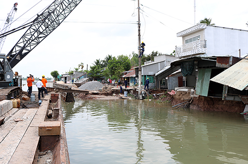Hàng chục hộ dân Cần Thơ chạy sạt lở