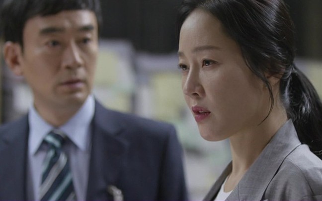 Bước vào phòng tân hôn, nhìn thấy chiếc roi da để trên bàn tôi đứng hình không dám nhúc nhích