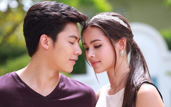 Bước vào phòng tân hôn, nhìn thấy chiếc roi da để trên bàn tôi đứng hình không dám nhúc nhích