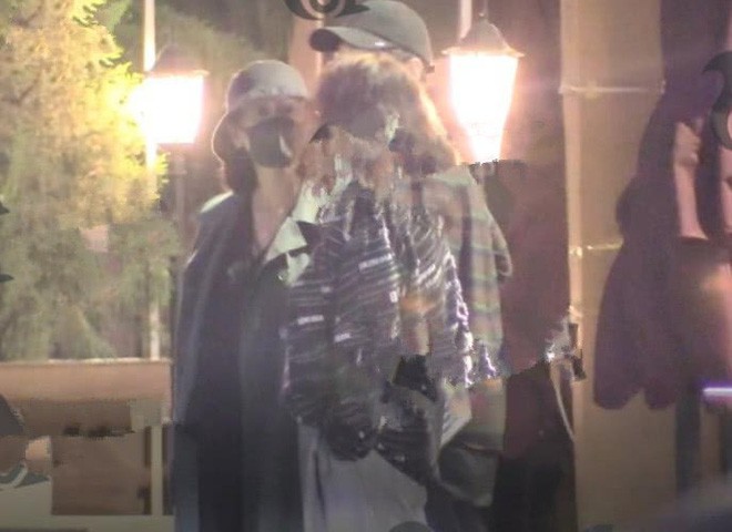 Cao Viên Viên lần đầu xuất hiện sau tin vui mang thai, nhưng hành động của Triệu Hựu Đình mới gây chú ý