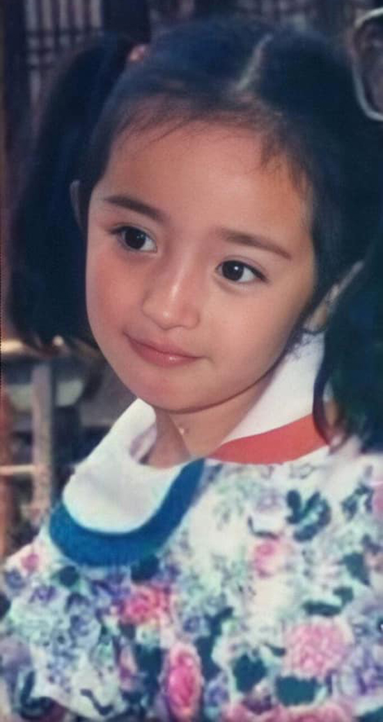 Dính tin đồn phẫu thuật thẩm mỹ từ nhiều năm nay nhưng ảnh thời nhỏ của Dương Mịch lại chứng minh điều ngược lại