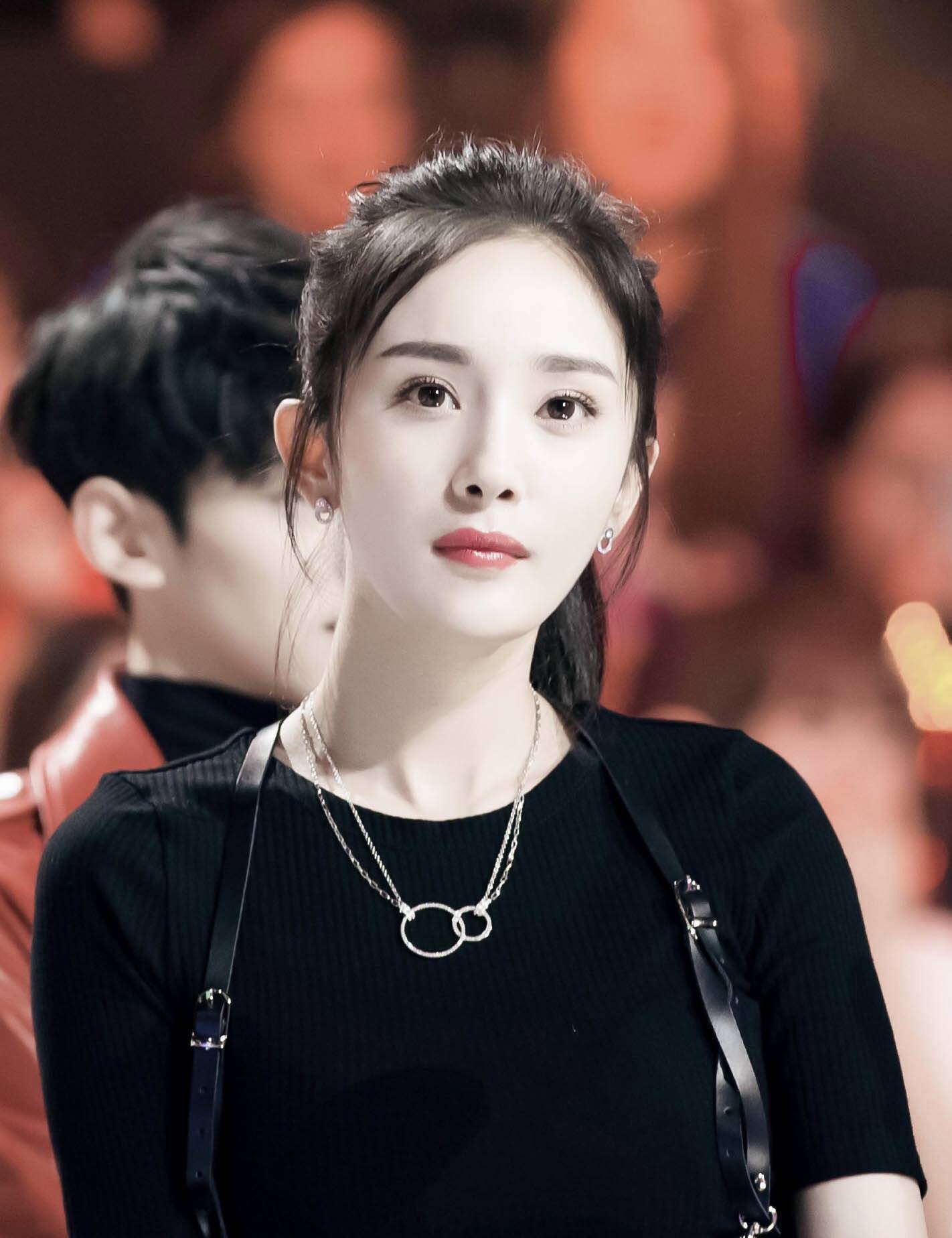 Dính tin đồn phẫu thuật thẩm mỹ từ nhiều năm nay nhưng ảnh thời nhỏ của Dương Mịch lại chứng minh điều ngược lại Dính tin đồn phẫu thuật thẩm mỹ từ nhiều năm nay nhưng ảnh thời nhỏ của Dương Mịch lại chứng minh điều ngược lại