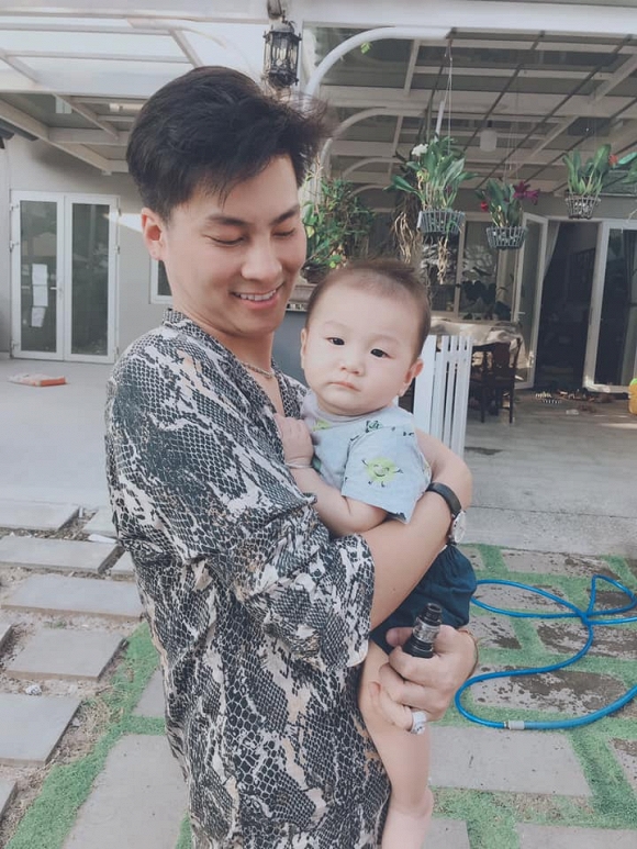 Lâm Khánh Chi phá vỡ lời hứa không đăng ảnh con, khoe cậu quý tử cực đáng yêu bên bố Lâm Khánh Chi phá vỡ lời hứa không đăng ảnh con, khoe cậu quý tử cực đáng yêu bên bố