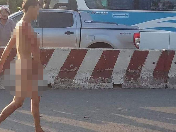 Nam thanh niên trần như nhộng, cánh tay gãy nát nhưng vẫn thản nhiên đi trên đường