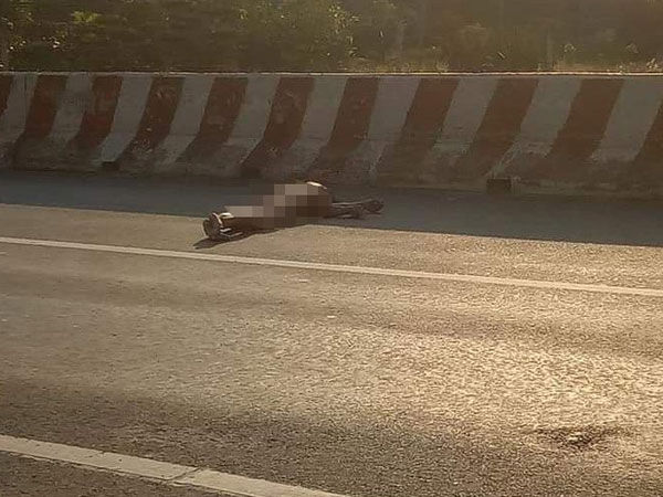 Nam thanh niên trần như nhộng, cánh tay gãy nát nhưng vẫn thản nhiên đi trên đường