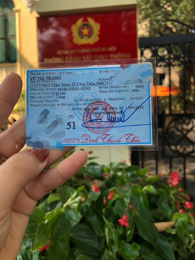 Chồng nhà người ta giữ lời hứa năm xưa, mua xế xịn cho vợ khỏi nắng mưa khiến hội chị em xuýt xoa ghen tị