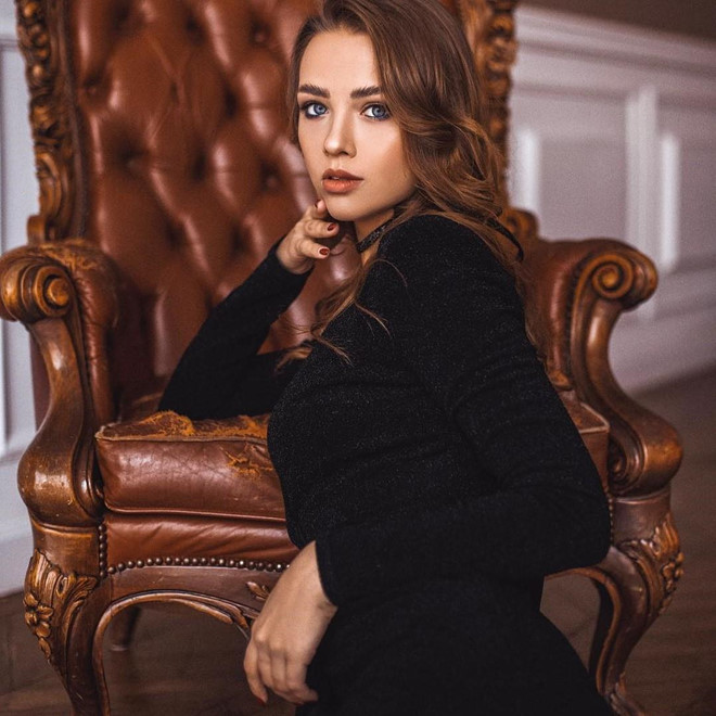 Hot girl Nga nổi bật nhờ đôi mắt xanh và thân hình gợi cảm