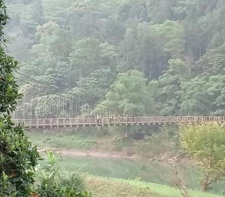 Phát hiện thi thể nam thanh niên treo lơ lửng giữa cầu sau khi hỏi người dân có cây cầu nào gần đây không?