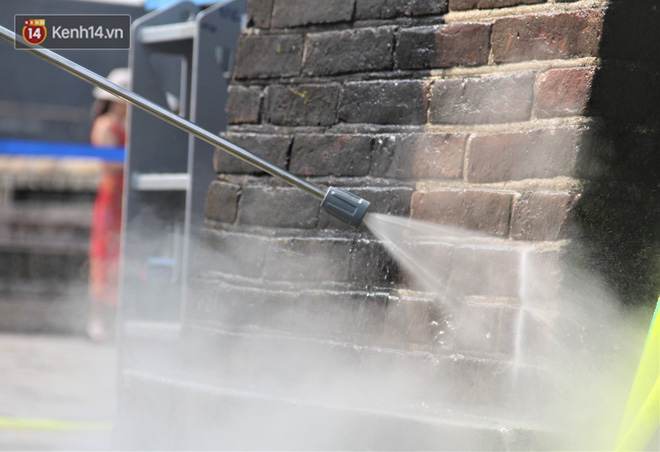 Cổng Ngọ Môn của Đại Nội Huế được khoác áo mới bằng công nghệ hơi nước nóng, trả lại màu sắc như 186 năm trước