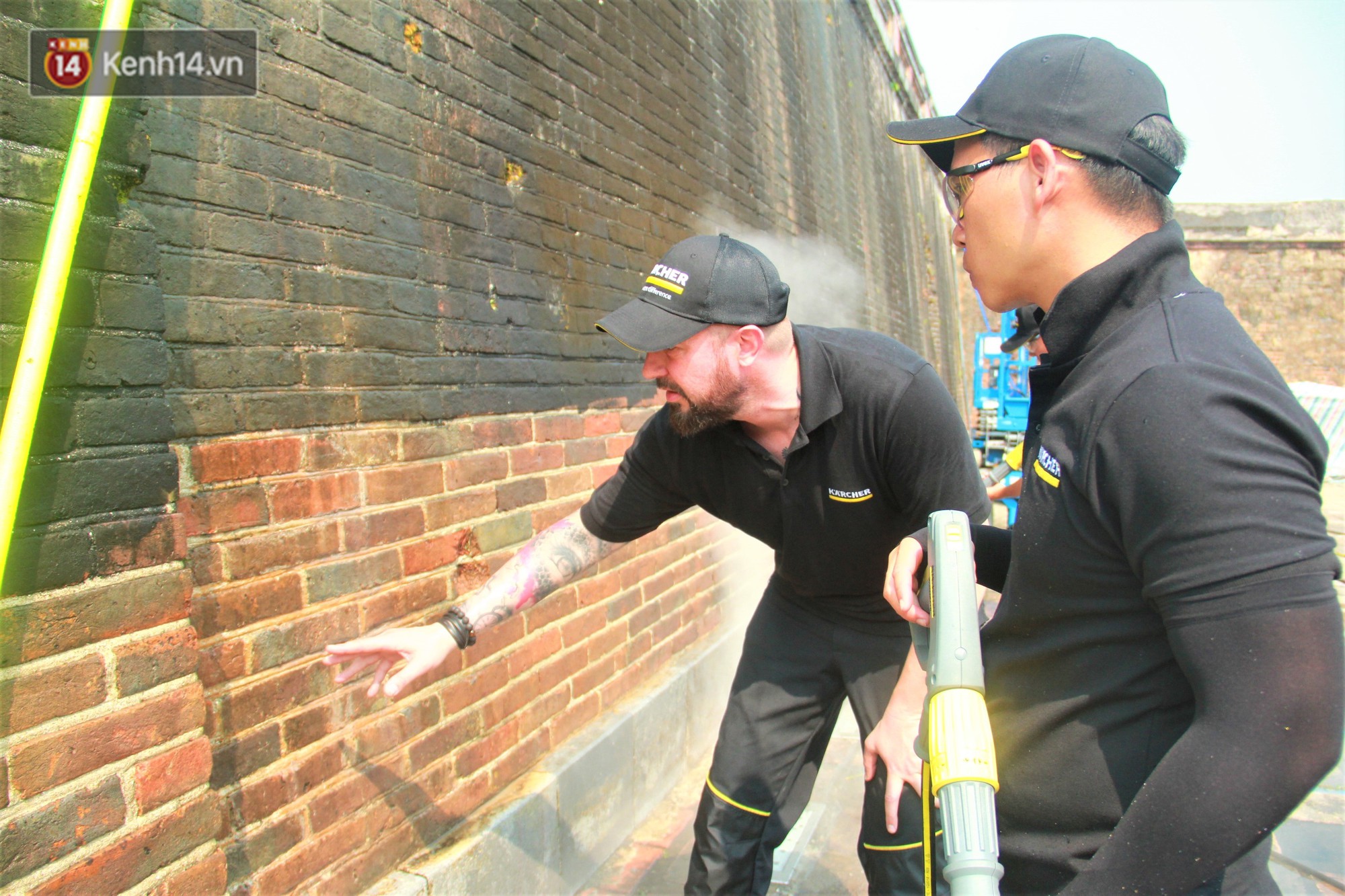 Cổng Ngọ Môn của Đại Nội Huế được khoác áo mới bằng công nghệ hơi nước nóng, trả lại màu sắc như 186 năm trước