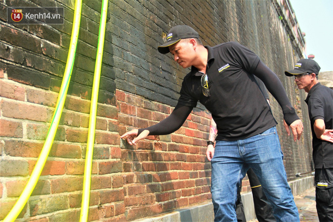 Cổng Ngọ Môn của Đại Nội Huế được khoác áo mới bằng công nghệ hơi nước nóng, trả lại màu sắc như 186 năm trước