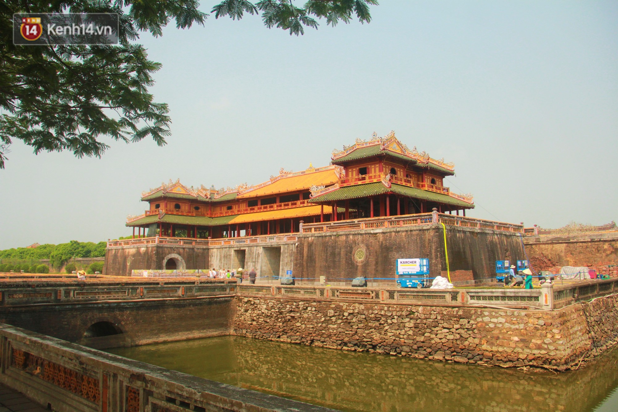 Cổng Ngọ Môn của Đại Nội Huế được khoác áo mới bằng công nghệ hơi nước nóng, trả lại màu sắc như 186 năm trước