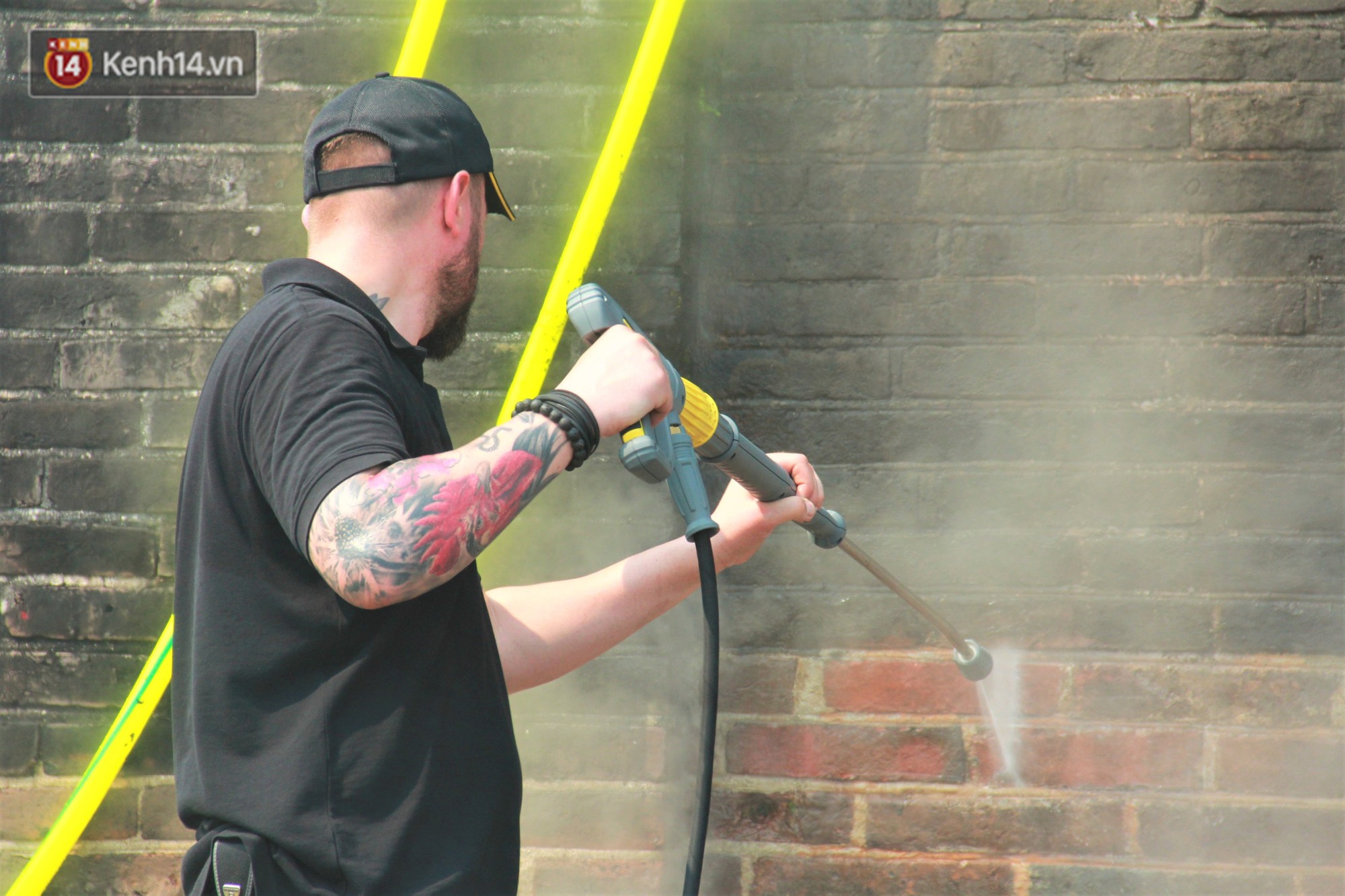 Cổng Ngọ Môn của Đại Nội Huế được khoác áo mới bằng công nghệ hơi nước nóng, trả lại màu sắc như 186 năm trước