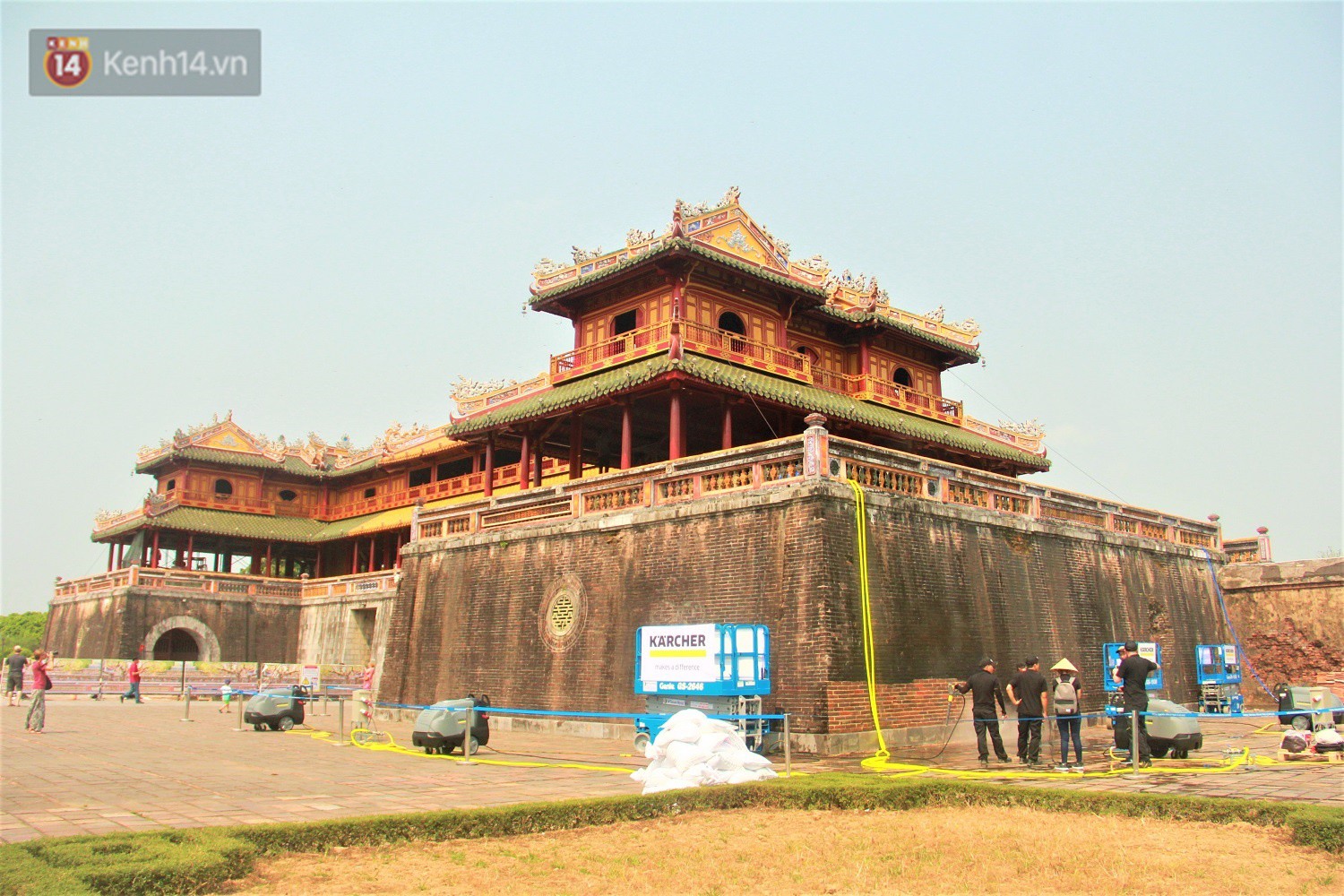 Cổng Ngọ Môn của Đại Nội Huế được khoác áo mới bằng công nghệ hơi nước nóng, trả lại màu sắc như 186 năm trước