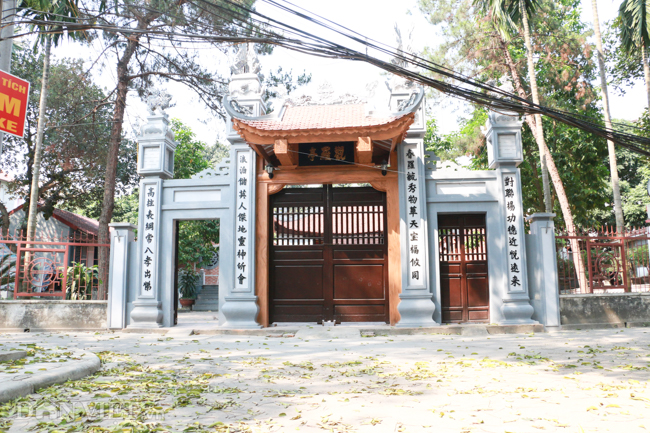 Khám phá hang ngầm dưới đình cổ giáp hồ Tây