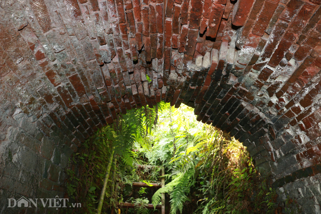 Khám phá hang ngầm dưới đình cổ giáp hồ Tây