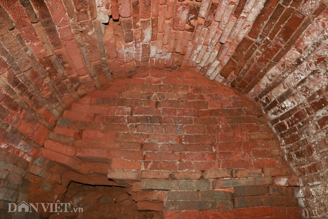 Khám phá hang ngầm dưới đình cổ giáp hồ Tây