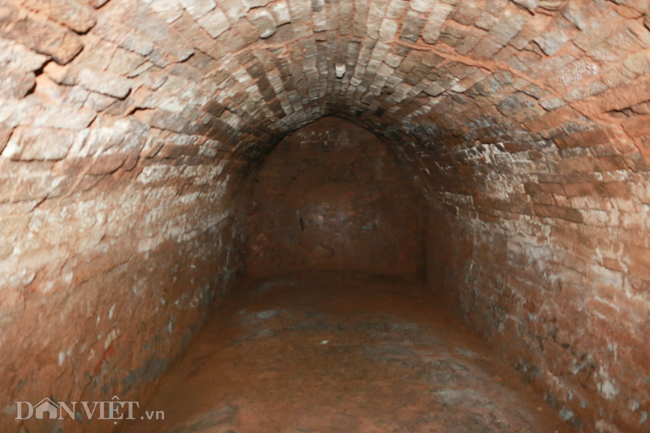 Khám phá hang ngầm dưới đình cổ giáp hồ Tây