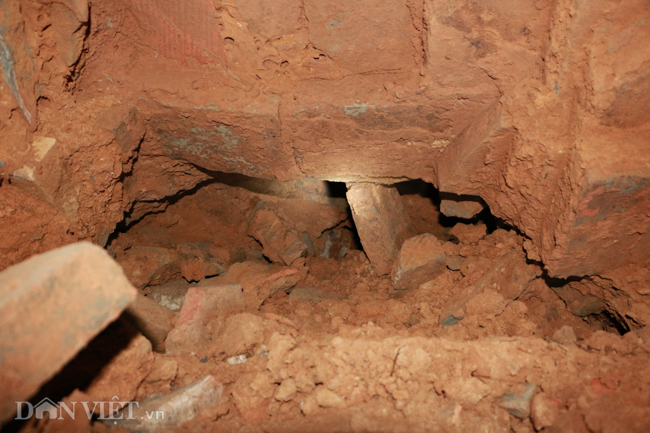 Khám phá hang ngầm dưới đình cổ giáp hồ Tây