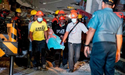 Cô gái Việt chạy từ tầng 45 xuống trong động đất ở Philippines