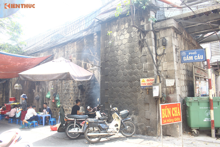 Video ảnh: Kinh hãi phố Gầm Cầu nhan nhản kim tiêm dính máu