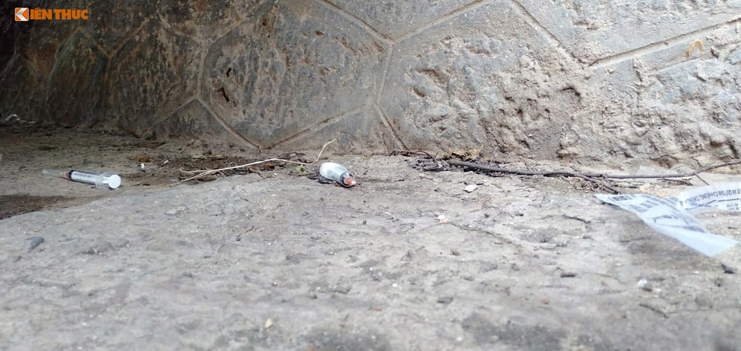 Video ảnh: Kinh hãi phố Gầm Cầu nhan nhản kim tiêm dính máu