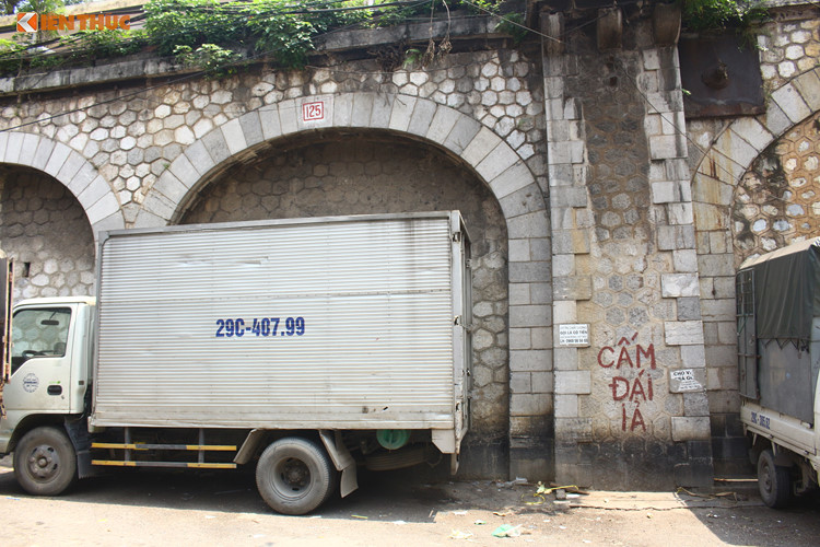 Video ảnh: Kinh hãi phố Gầm Cầu nhan nhản kim tiêm dính máu