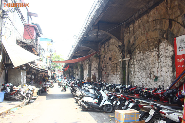 Video ảnh: Kinh hãi phố Gầm Cầu nhan nhản kim tiêm dính máu