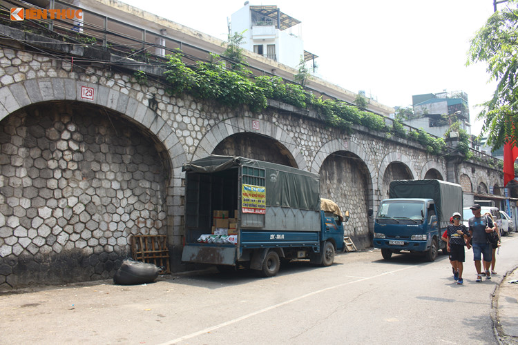 Video ảnh: Kinh hãi phố Gầm Cầu nhan nhản kim tiêm dính máu