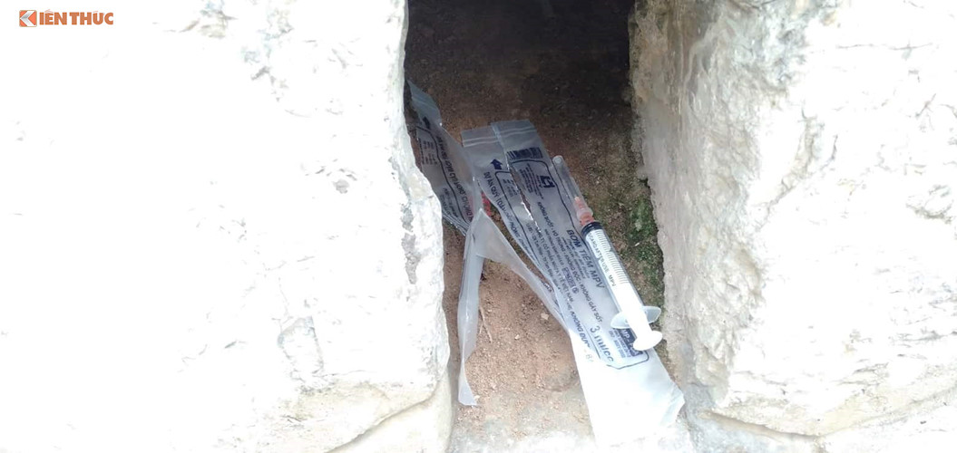 Video ảnh: Kinh hãi phố Gầm Cầu nhan nhản kim tiêm dính máu