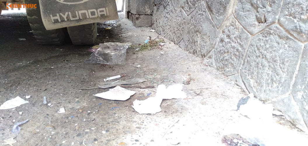 Video ảnh: Kinh hãi phố Gầm Cầu nhan nhản kim tiêm dính máu