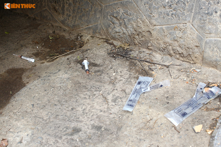 Video ảnh: Kinh hãi phố Gầm Cầu nhan nhản kim tiêm dính máu