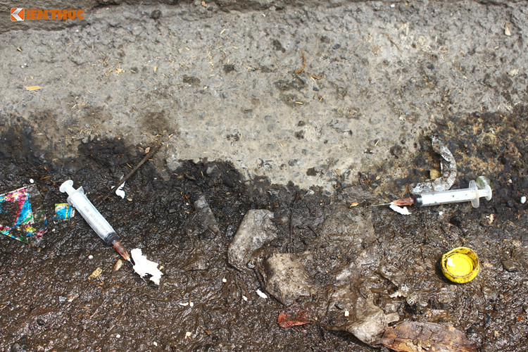 Video ảnh: Kinh hãi phố Gầm Cầu nhan nhản kim tiêm dính máu