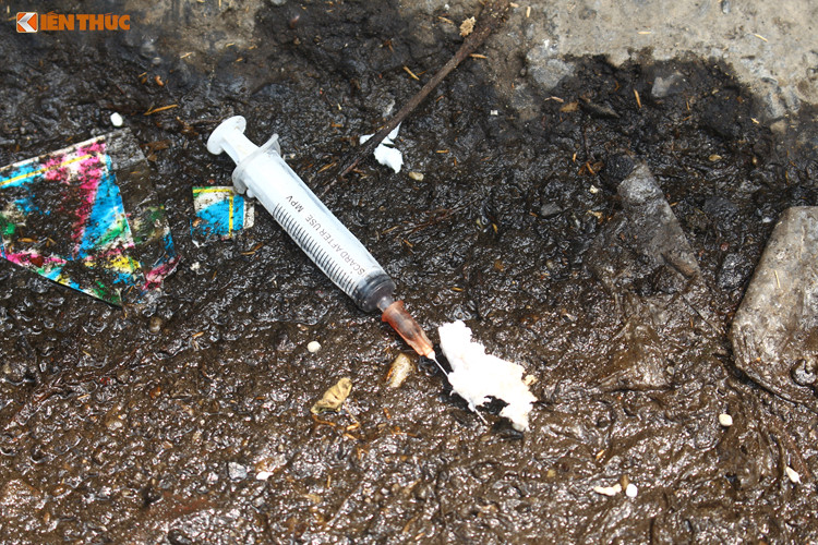 Video ảnh: Kinh hãi phố Gầm Cầu nhan nhản kim tiêm dính máu