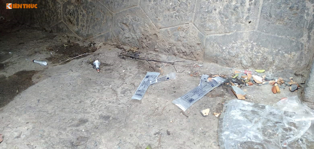 Video ảnh: Kinh hãi phố Gầm Cầu nhan nhản kim tiêm dính máu