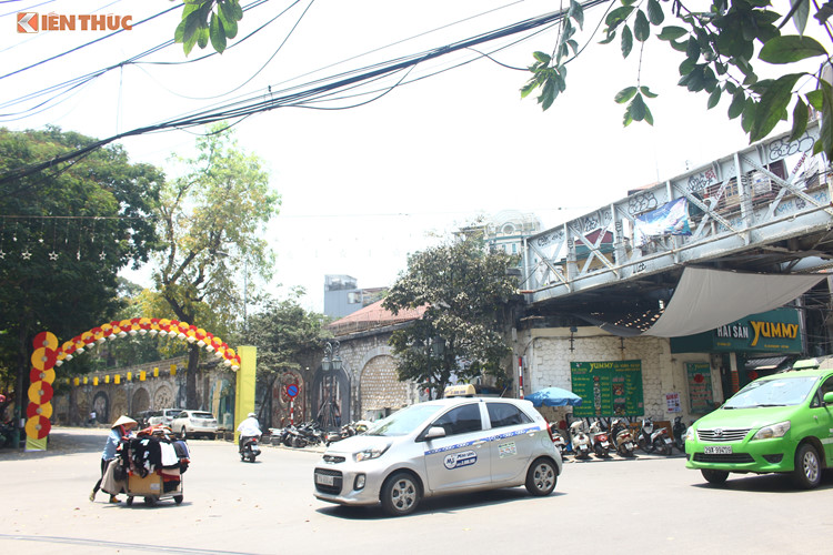 Video ảnh: Kinh hãi phố Gầm Cầu nhan nhản kim tiêm dính máu