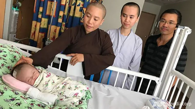 Bé sơ sinh bị vứt bỏ trong túi nilon ở Việt Nam và phép màu xảy ra tại Singapore