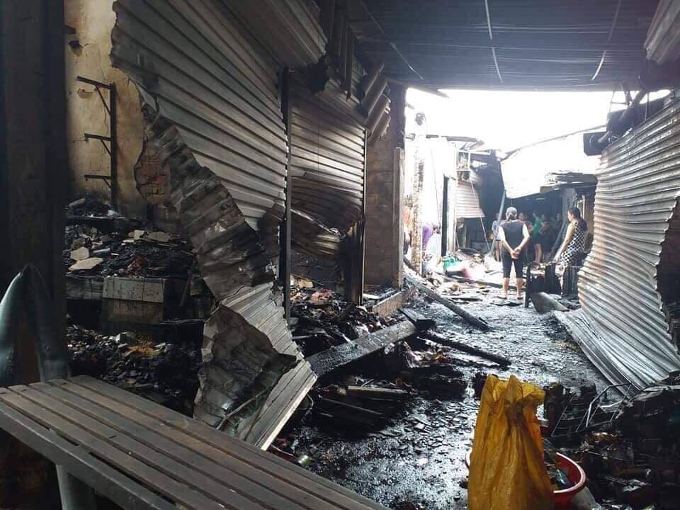 Cháy chợ lúc nửa đêm, hàng chục tiểu thương xót xa khi kiốt bị thiêu rụi hoàn toàn
