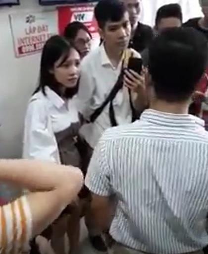 Cô gái bị đặt tay lên đùi khi chờ thang máy chung cư ở Hà Nội