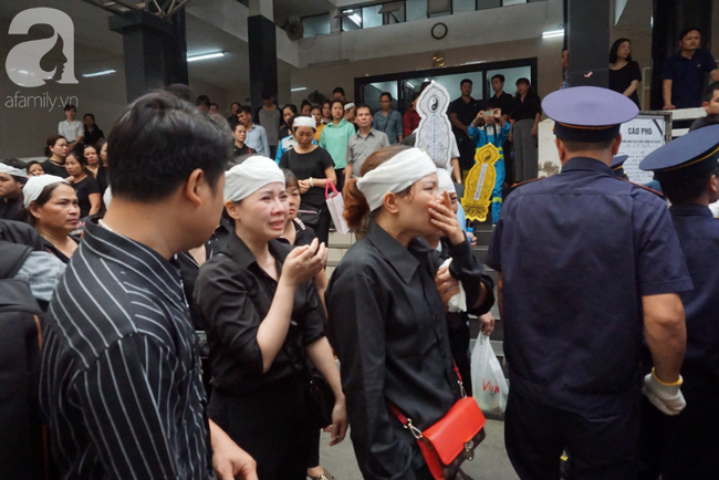 Con trai khóc ngất, mẹ già ngã quỵ bên linh cữu của nữ lao công bị ô tô điên tông chết ở Hà Nội khiến ai cũng xót xa