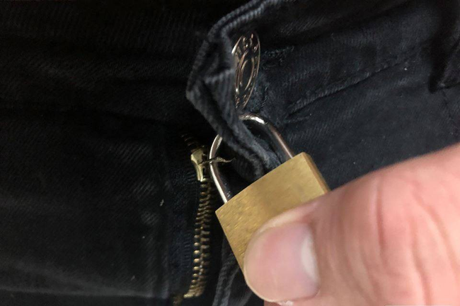 Chồng khoe sắp đi gặp nữ đối tác người Hàn xinh đẹp, vợ sẵn máu ghen liền ra tay khóa ngay... quần