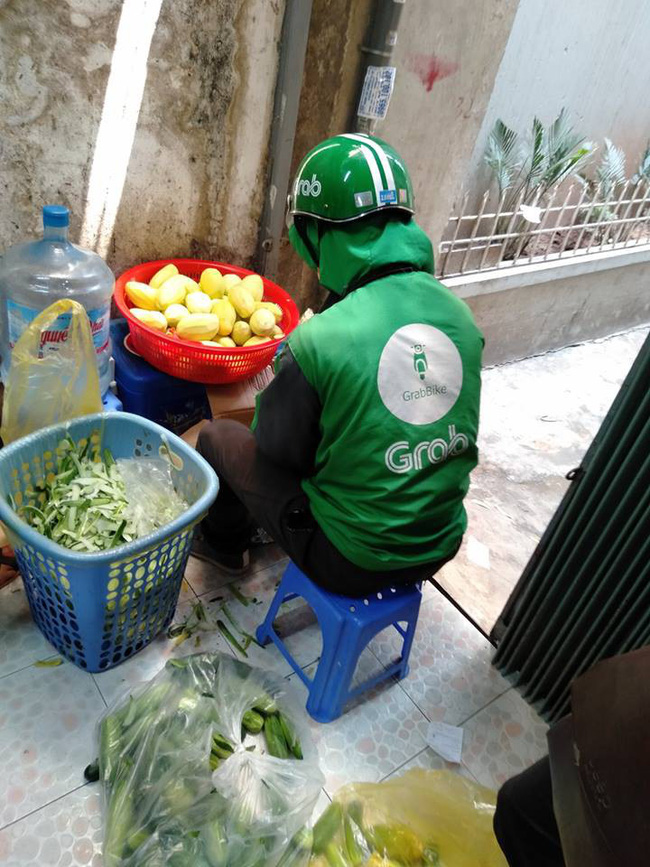 Đi ăn nem nướng, cô nàng rụng tim với anh tài xế âm thầm ngồi gọt cả chậu xoài hộ quán giữa trời Hà Nội nóng chảy mỡ