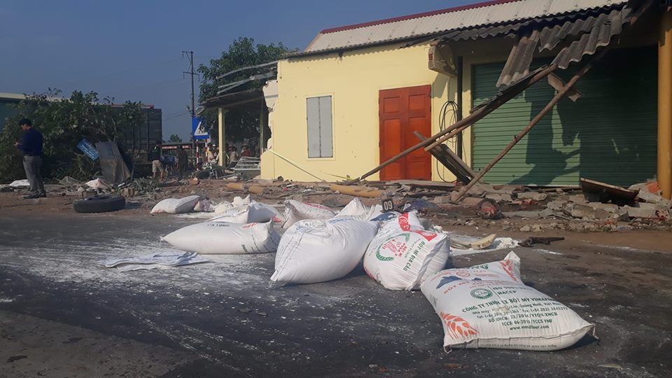 Va chạm giao thông khiến sập nhà dân, 1 người chết