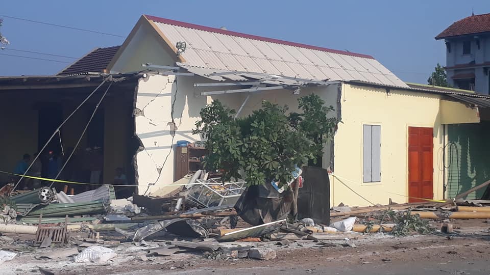 Va chạm giao thông khiến sập nhà dân, 1 người chết