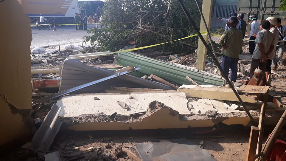 Va chạm giao thông khiến sập nhà dân, 1 người chết