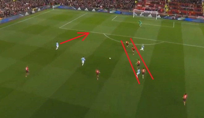 CĐV cạn lời với pha xếp hàng dọc mời Sane ghi bàn của hàng thủ MU