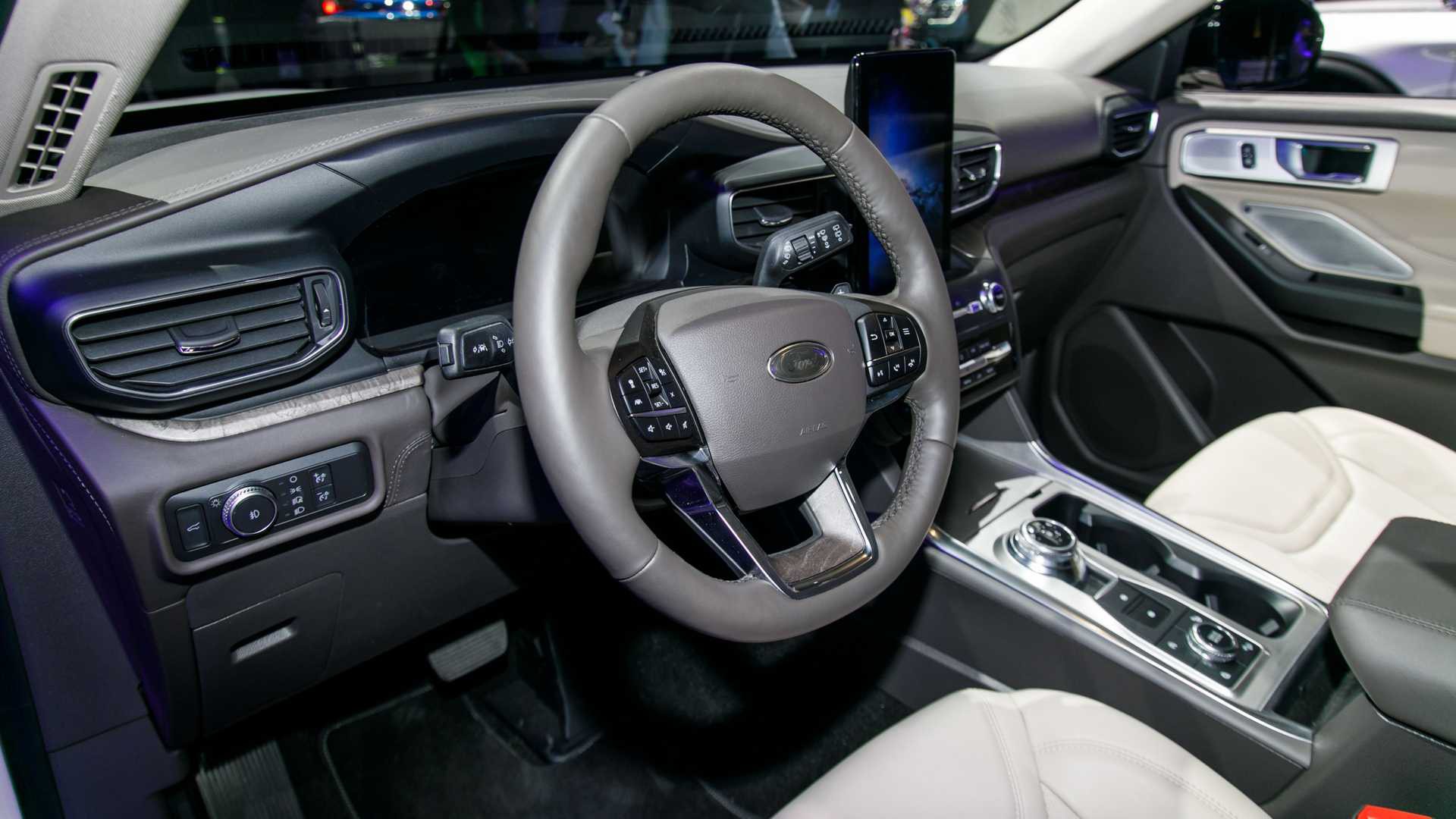 Ford Explorer đời mới gây shock vì giá chát