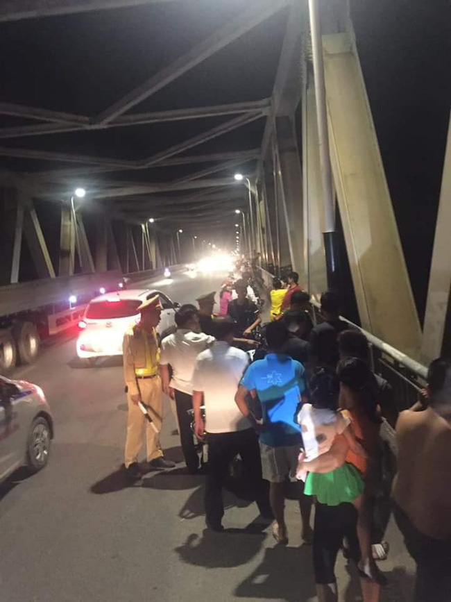 Bắc Ninh: Tìm kiếm cô gái nhảy cầu Hồ, nghi tự tử sau khi dùng điện thoại nhắn tin cho người thân