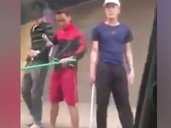 Kinh hoàng cảnh gần chục thanh niên dùng dao, kiếm truy sát nhau trên đường