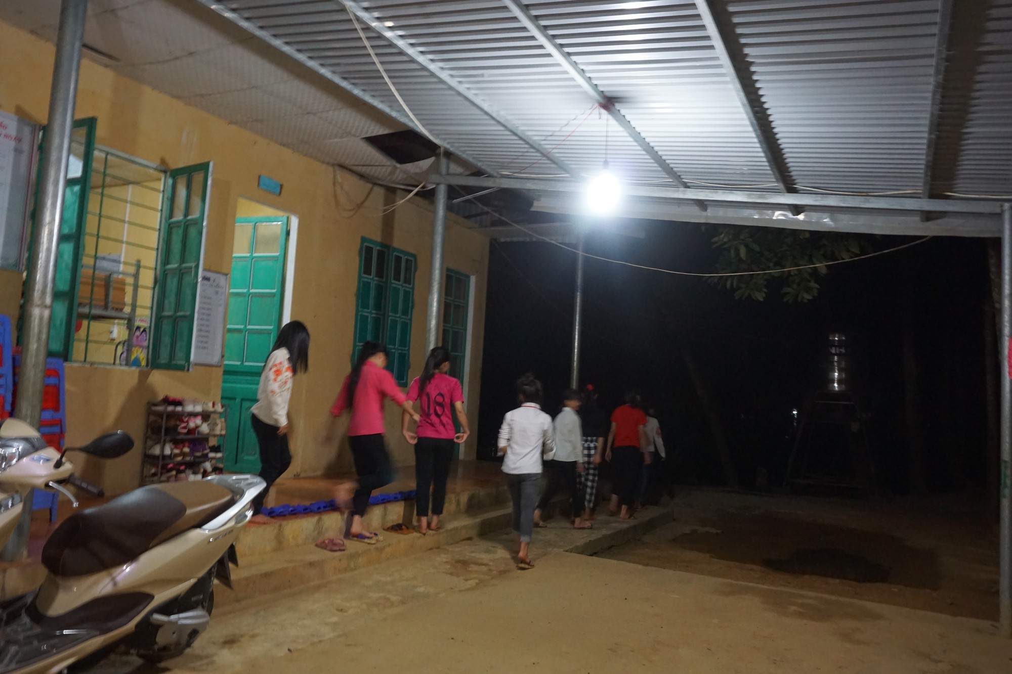 Vụ thầy giáo hiếp dâm nữ sinh lớp 8: Hé lộ thủ đoạn dụ dỗ và đe dọa của nghi phạm